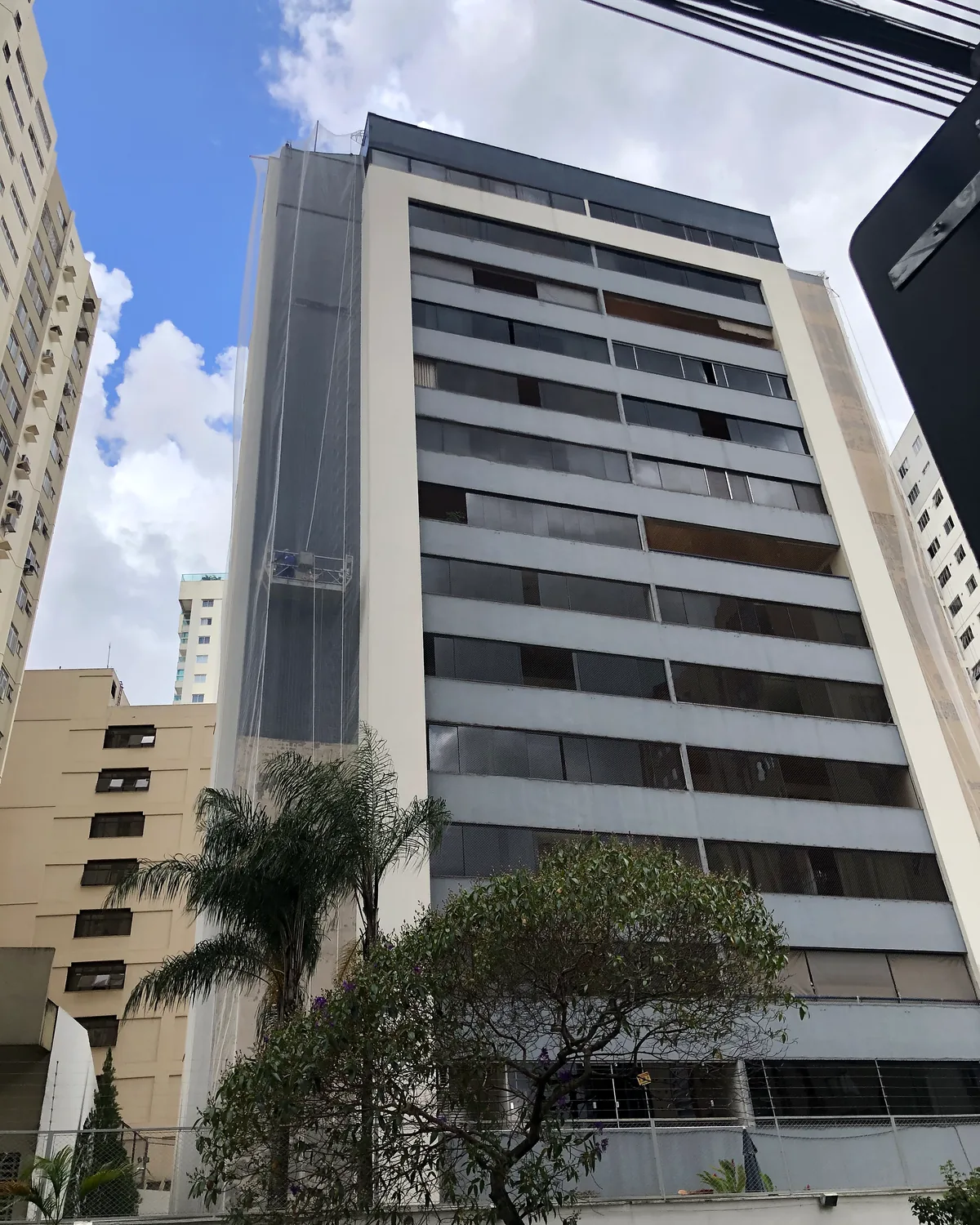 Fachada de edifício comercial com brises entregue pela HC