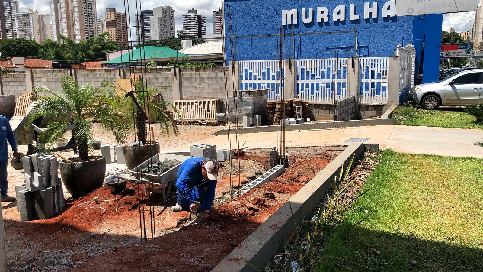 Obra de fachada e paisagismo em ponto comercial