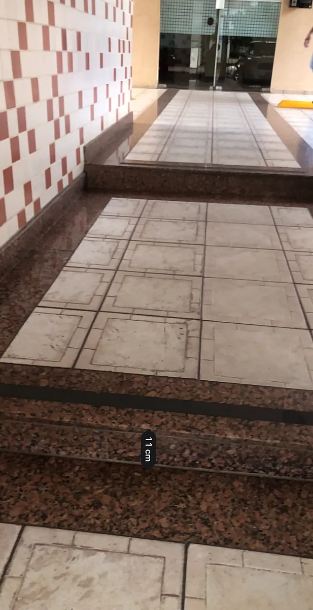Hall de entrada com piso em granito