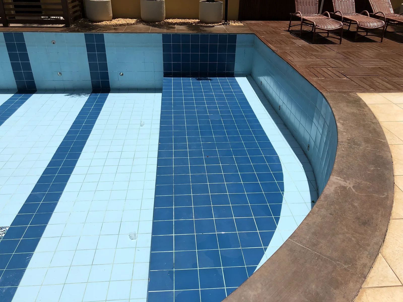 Piscina de área comum reformada e revestida em pastilha